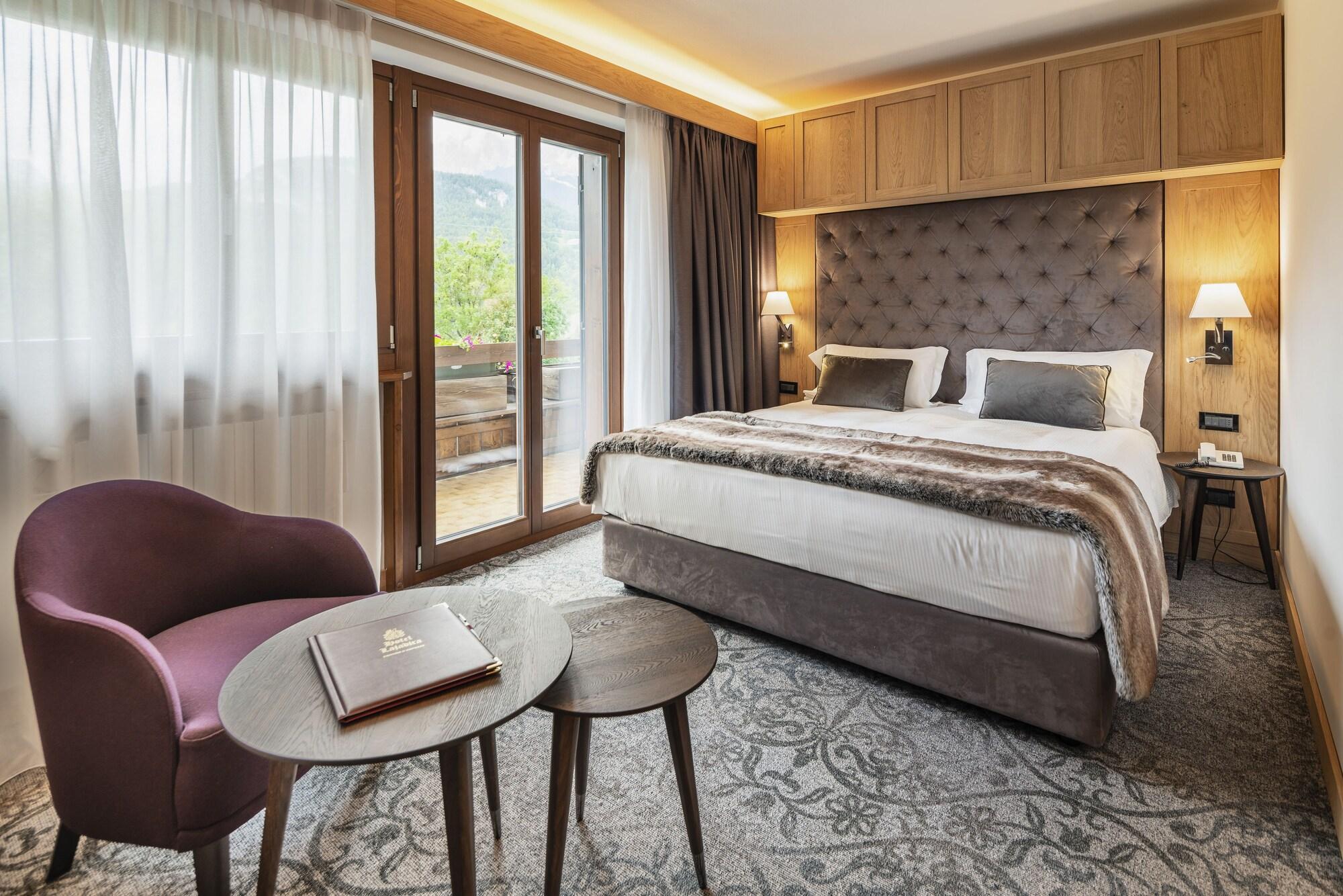 Lajadira & Hotel 4*