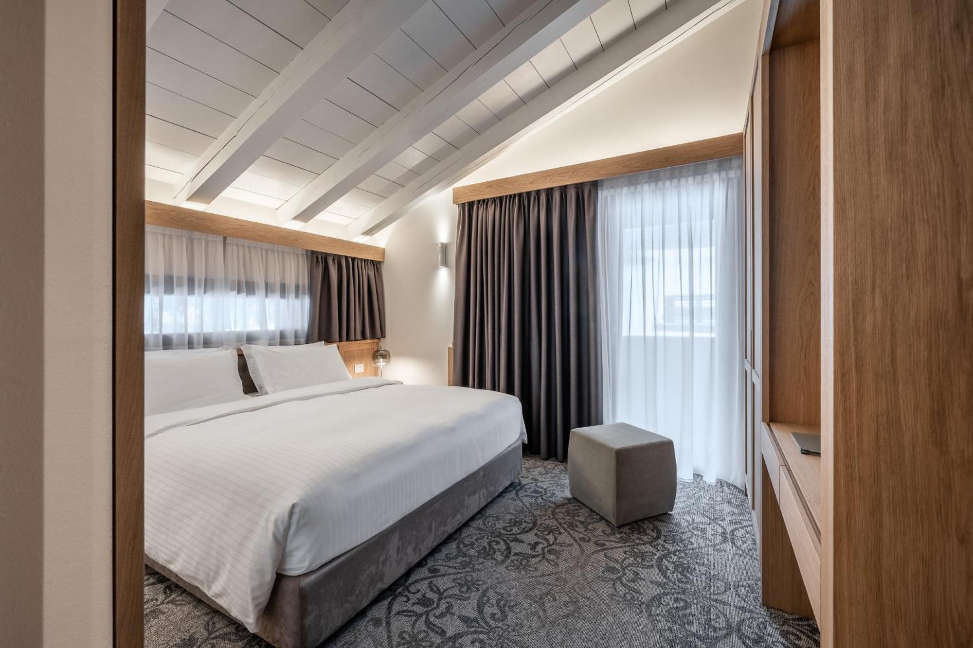 Hotel Lajadira &